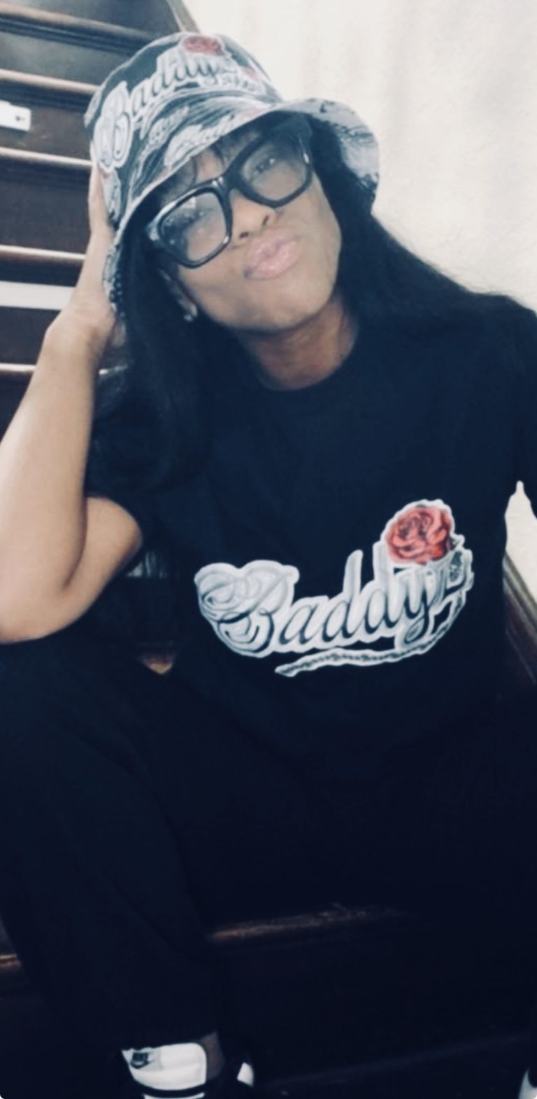 Baddyz bucket hat roses tee women