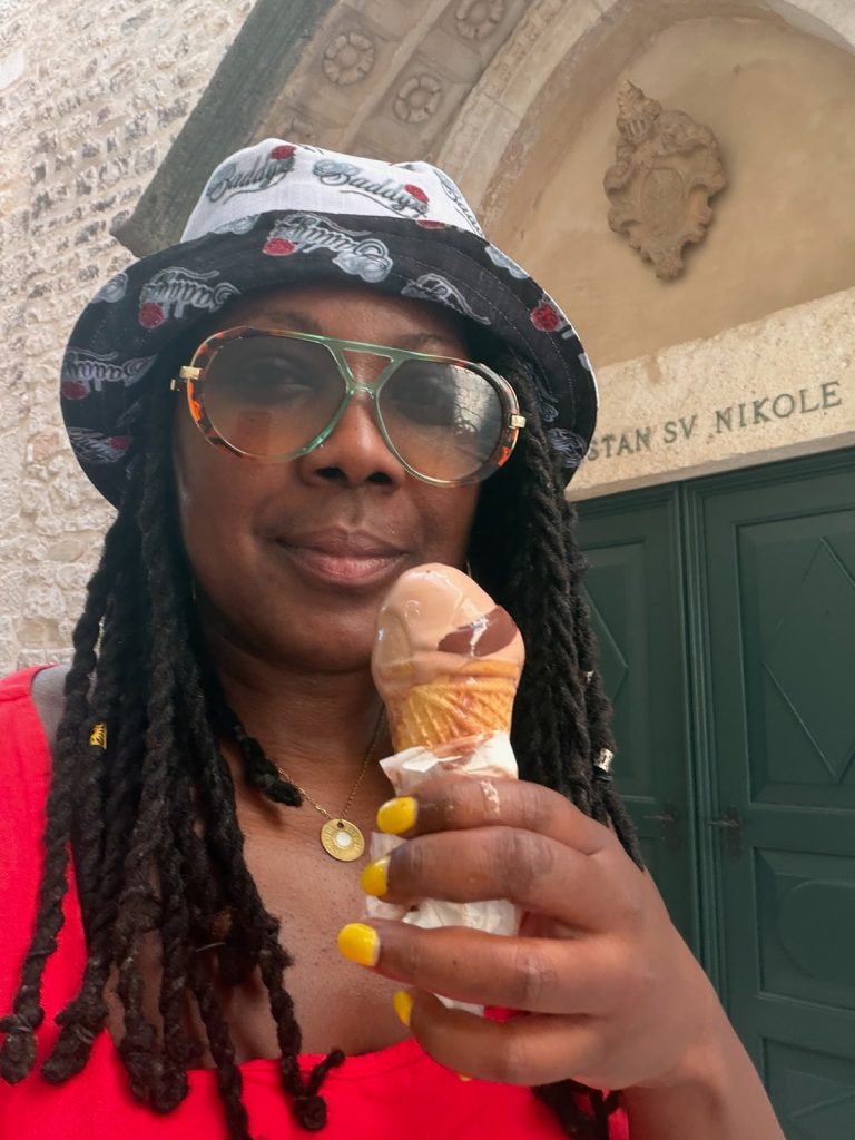 Baddyz reversible bucket hat travel