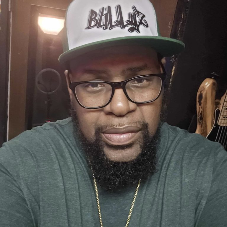 Black white Bullyz hieroglyphic crown green brim